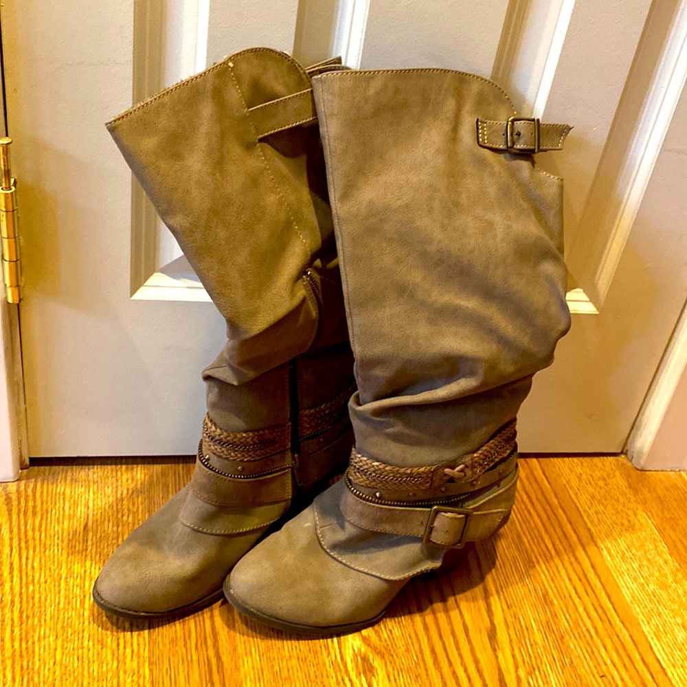 Very comfortable faux suede boots